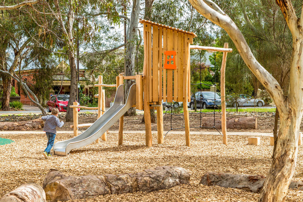 J4937 place zabaw place zabaw z naturalnego drewna konstrukcje wielofunkcyjne obraz zdjęcie