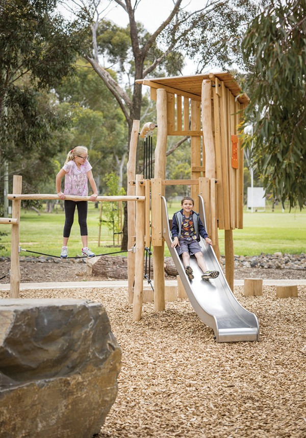 J4937 place zabaw place zabaw z naturalnego drewna konstrukcje wielofunkcyjne obraz zdjęcie