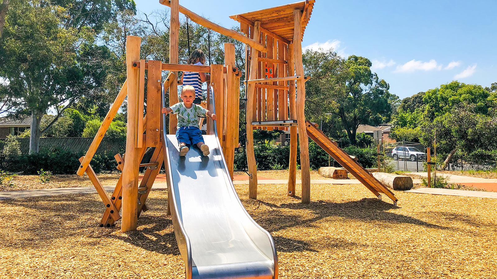 Place zabaw z naturalnego drewna