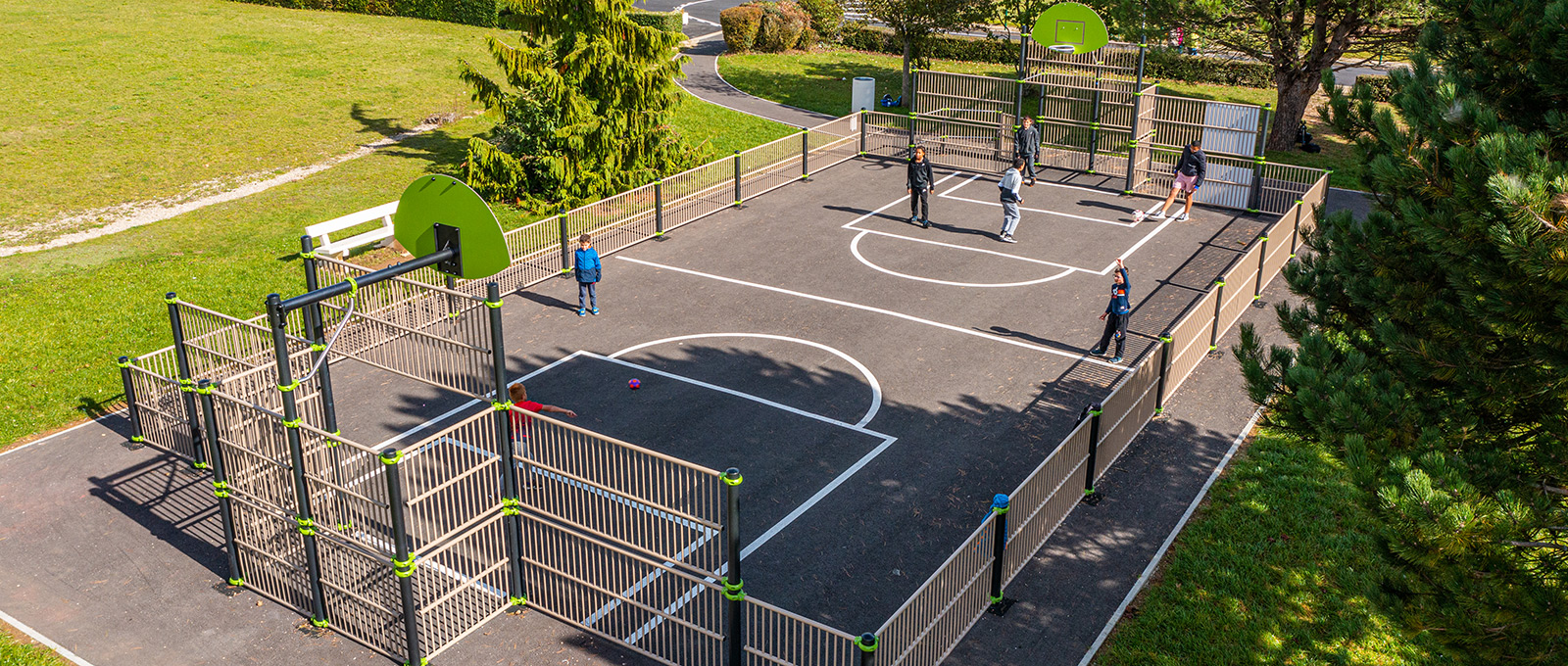 Akcesoria i opcje łączące zabawę z aktywnością fizyczną, zwiększające potencjał boisk wielofunkcyjnych Multisport